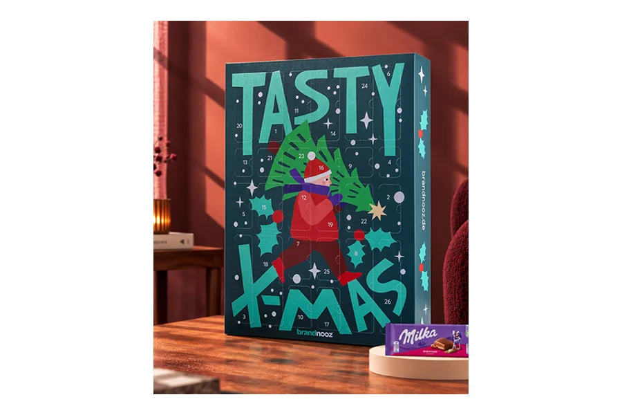 brandnooz XXL Classic Adventskalender 2026 Tasty X-Mas mit Markenprodukten im Wohnzimmer
