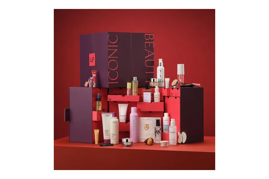 LOOKFANTASTIC Beauty-Adventskalender mit 25 Schubladen und ausgestellten Pflege- und Make-up-Produkten