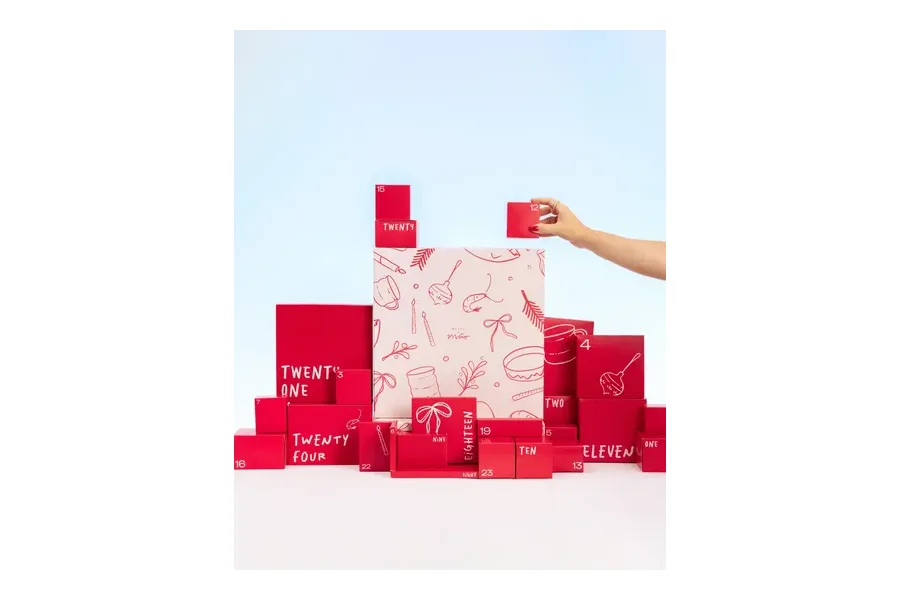 Motel a Miio Classy Adventskalender 2026 mit roten Keramik-Boxen und illustriertem Kalender