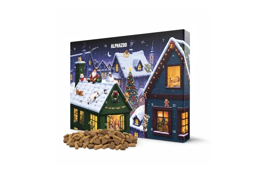 Alphazoo Adventskalender 2026 für Hunde mit verschneitem Winterdorf und Snacks davor
