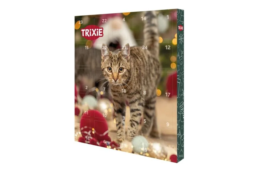 Trixie Adventskalender für Katzen 2026 mit getigerter Katze vor Weihnachtsdeko