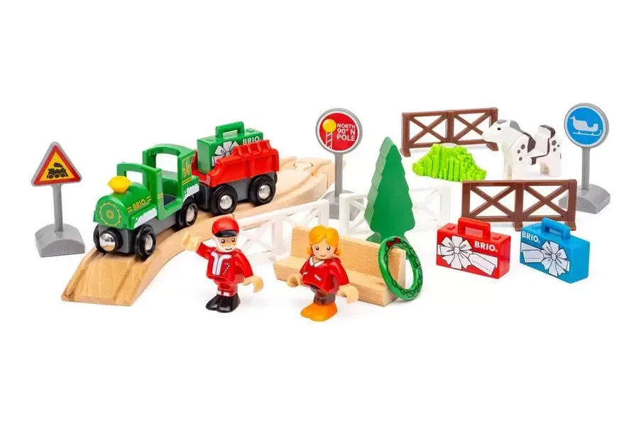 Inhalt des BRIO World Adventskalenders 36165 Weihnachtshaus mit Lok, Waggon, Schienen und Figuren