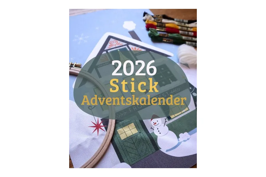 Stickvorlage mit Winterhaus, Stickrahmen und Stickgarn zum Pumora Stick-Adventskalender 2026