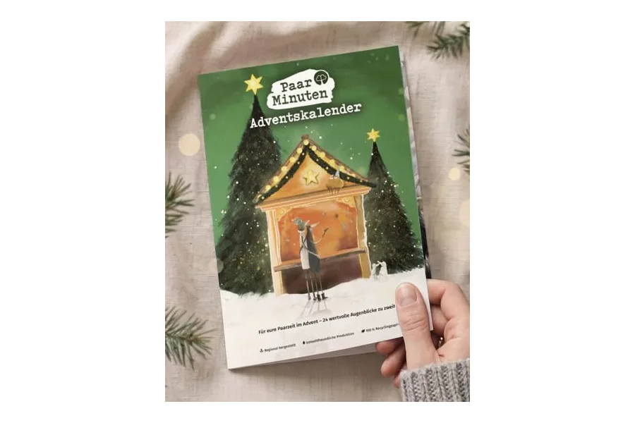 Paarzeit PaarMinuten Adventskalender 2026 als Doppelkalender für Paare in der Hand