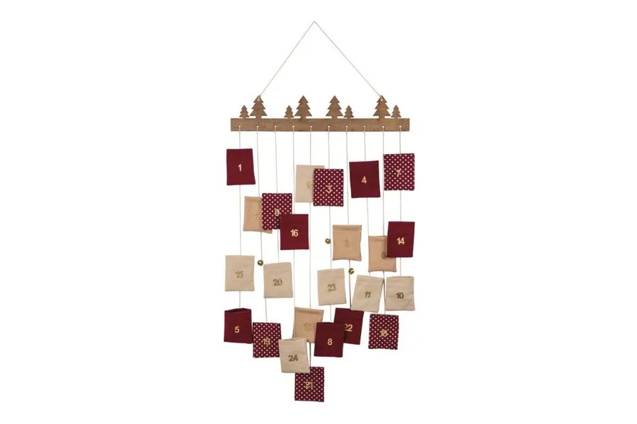 Rayher Adventskalender zum Hängen mit Holzleiste mit Tannenbäumen und 24 roten und beigen Säckchen