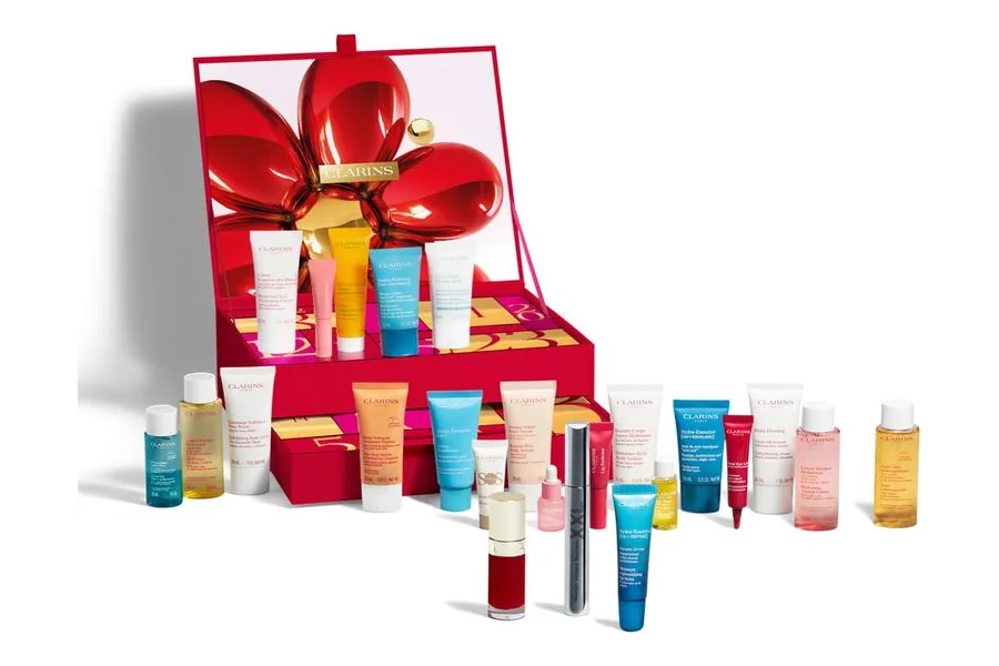Clarins 24-Tage-Adventskalender 2026 in roter Box mit Pflege- und Make-up-Produkten davor