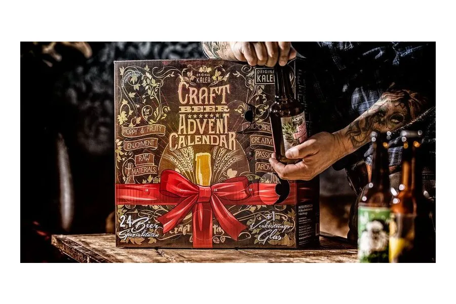 Kalea Craft Beer Adventskalender 2026 mit roter Schleife und Bierflasche