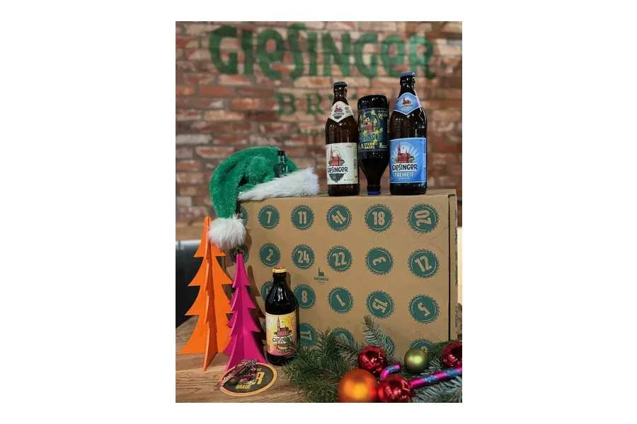 Giesinger Bräu Bier-Adventskalender 2026 Karton mit Bierflaschen und Nikolausmütze