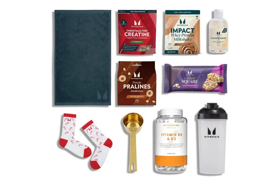 Inhalt des Myprotein Adventskalenders 2026 mit Handtuch, Shaker, Socken, Kreatin und Whey