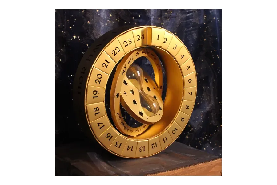 Harry Potter Zeitumkehrer Adventskalender 2026 von The Carat Shop mit 24 Fächern im Ring und Sanduhr