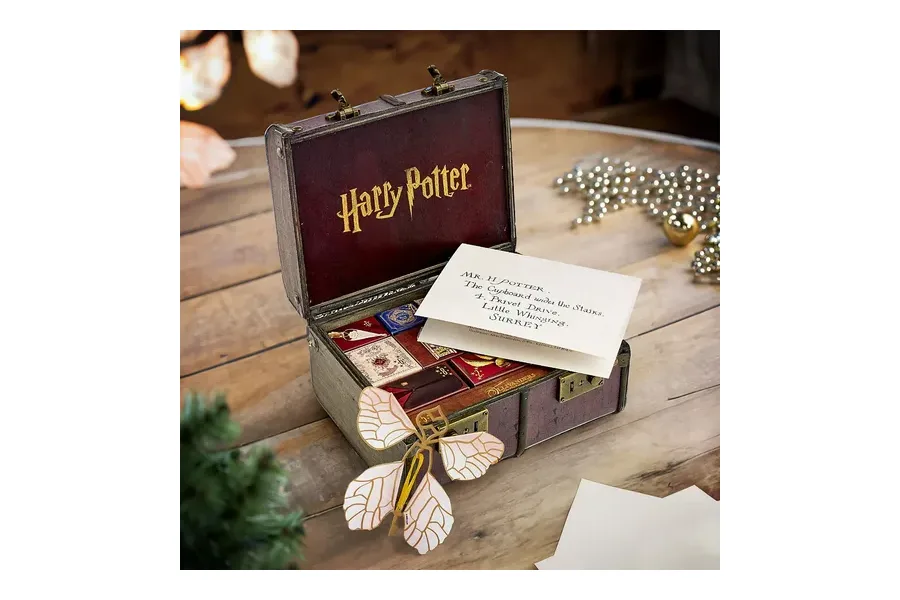 Harry Potter Hogwarts Koffer Adventskalender von Elbenwald, geöffnet mit Hogwarts-Brief und Fächern