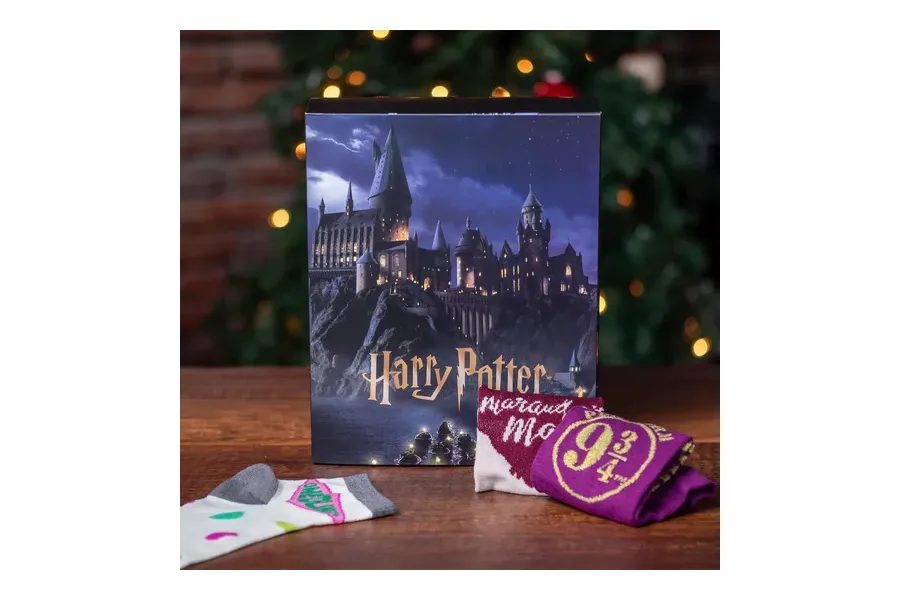 Harry Potter Hogwarts Socken Adventskalender mit Schlossmotiv und Socken mit Gleis 9 3/4