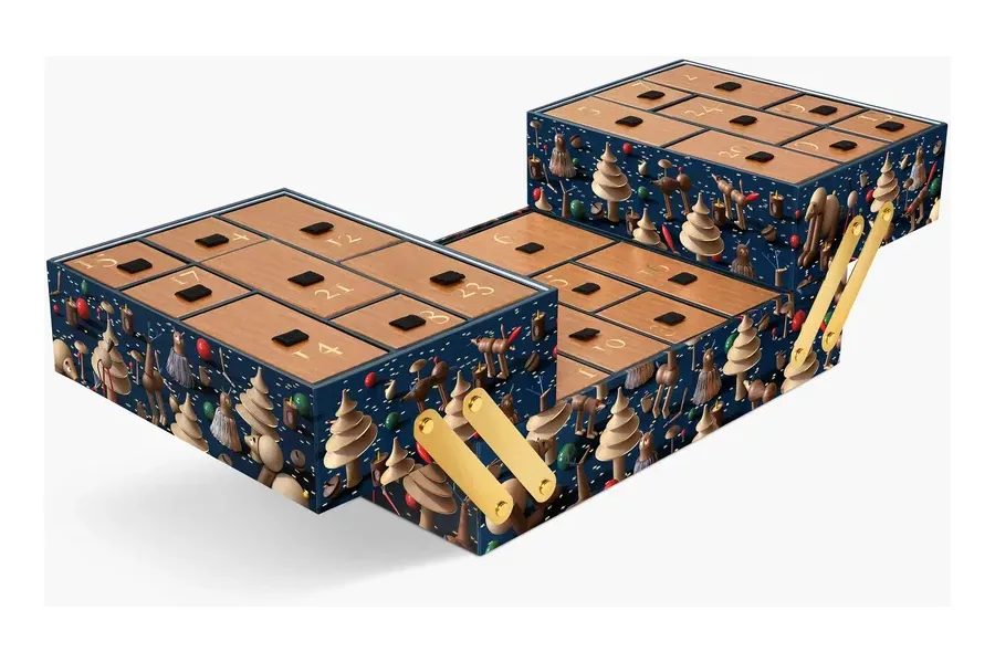 Diptyque Adventskalender 2026 im Werkzeugkasten-Design mit ausgeklappten Holzschubladen