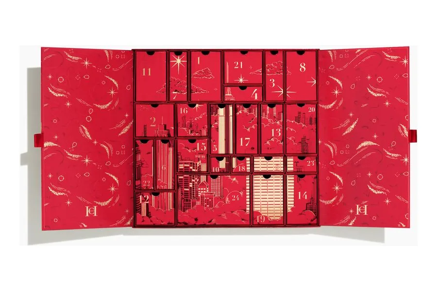 Aufgeklappter roter Carolina Herrera Adventskalender 2026 mit 24 Schubladen und Skyline-Motiv