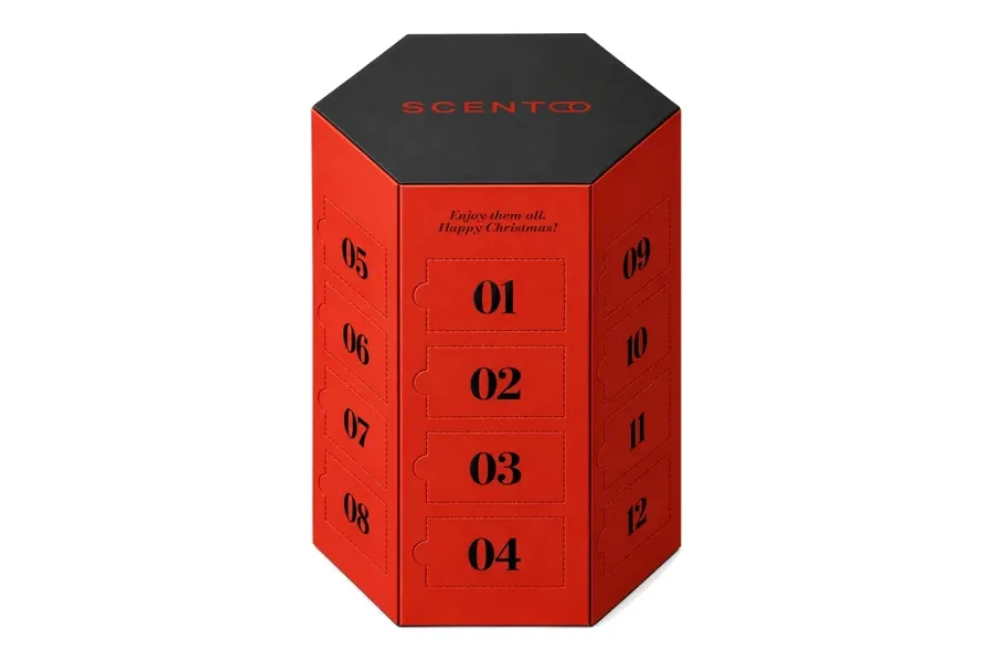 Sechseckiger roter Scento Parfum-Adventskalender 2026 mit nummerierten Türchen