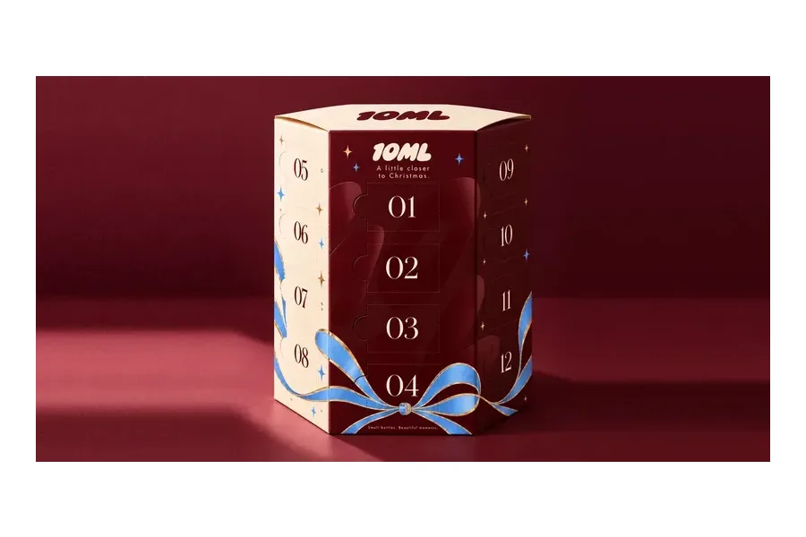 10ML Parfum-Adventskalender 2026 in Creme und Bordeaux mit blauer Schleife