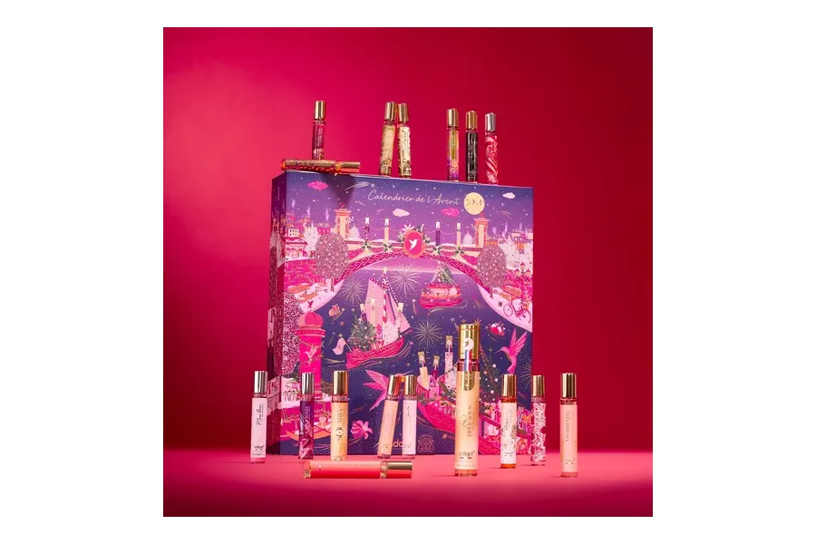 adopt Adventskalender Escape on the Starry Seine mit Eau-de-Parfum-Fläschchen vor rotem Hintergrund