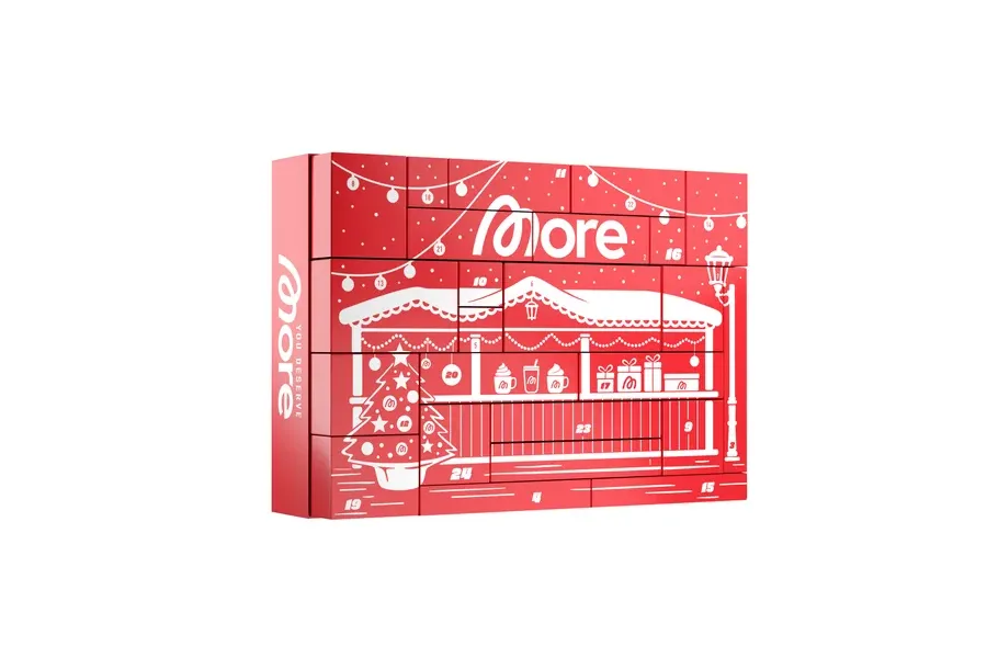 More Nutrition Adventskalender 2026 in Rot mit Weihnachtsmarkt-Motiv