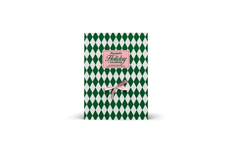 Barebells Holiday Calendar 2026 mit grün-weißem Rautenmuster und rosa Schleife