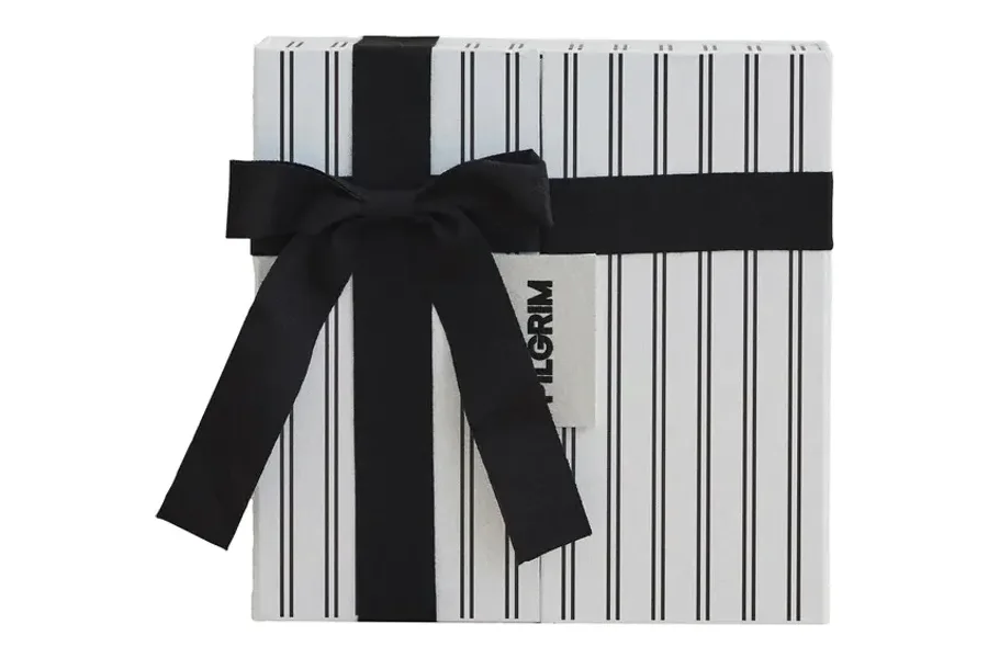 Pilgrim Adventskalender 2026 in weiß-schwarz gestreifter Box mit schwarzer Schleife