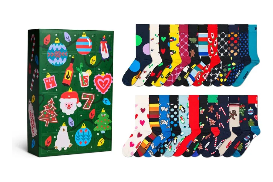 Grüner Happy Socks Adventskalender 2026 mit 24 bunten Sockenpaaren daneben