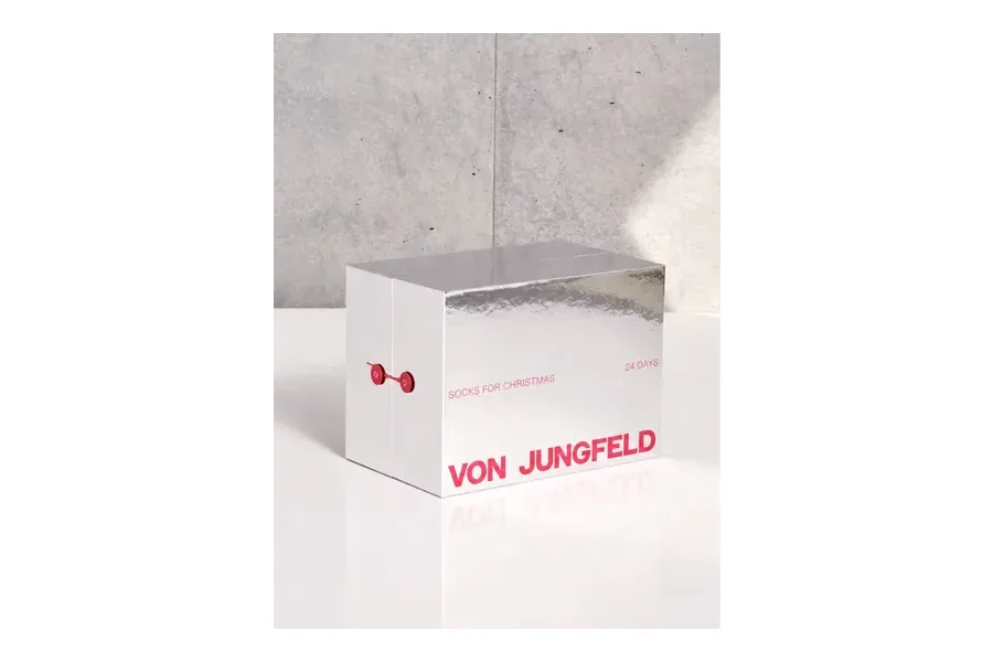 Silberne Box des VON JUNGFELD Socken-Adventskalenders 2026 mit roter Schrift
