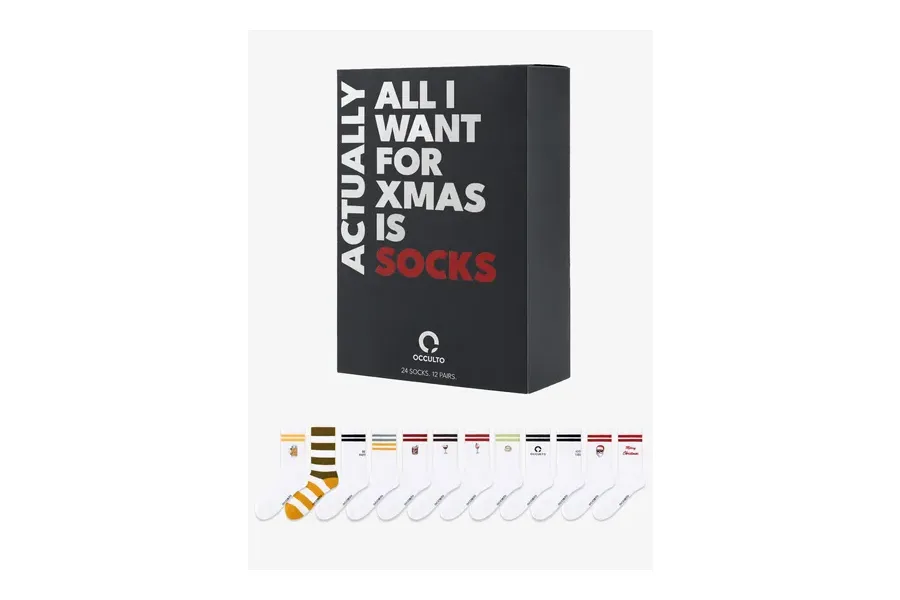 Schwarze Occulto Adventskalender-Box mit zwölf weißen Tennissocken mit Weihnachtsmotiven