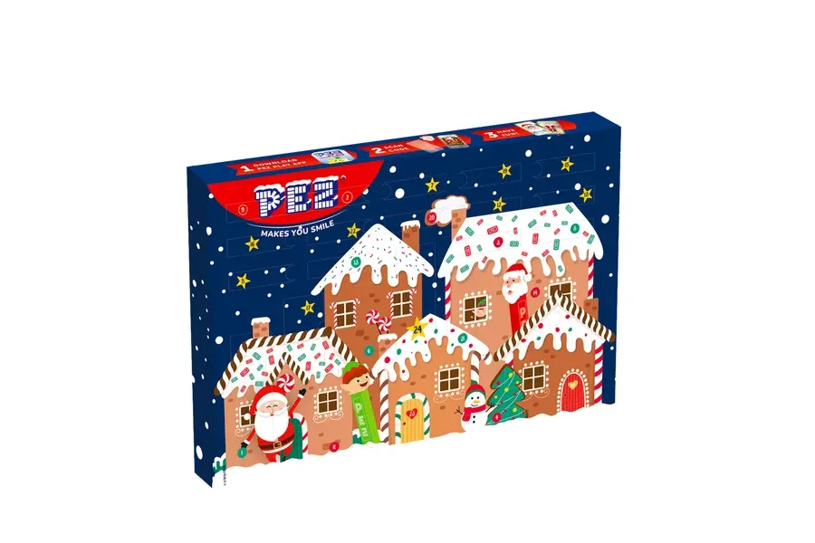 PEZ Adventskalender 2026 mit Lebkuchenhäusern, Weihnachtsmann und Elfe